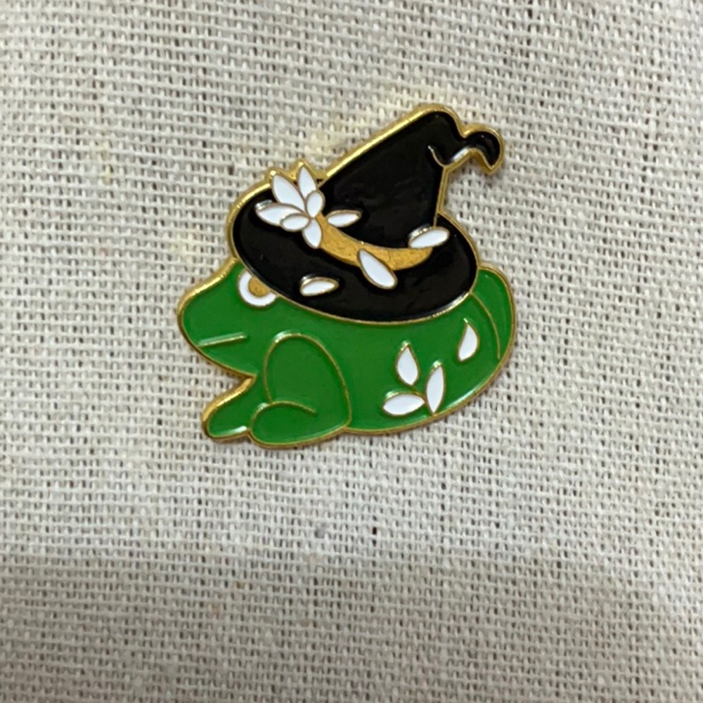 Frog In Witch Hat Pin🧙‍♀️🐸